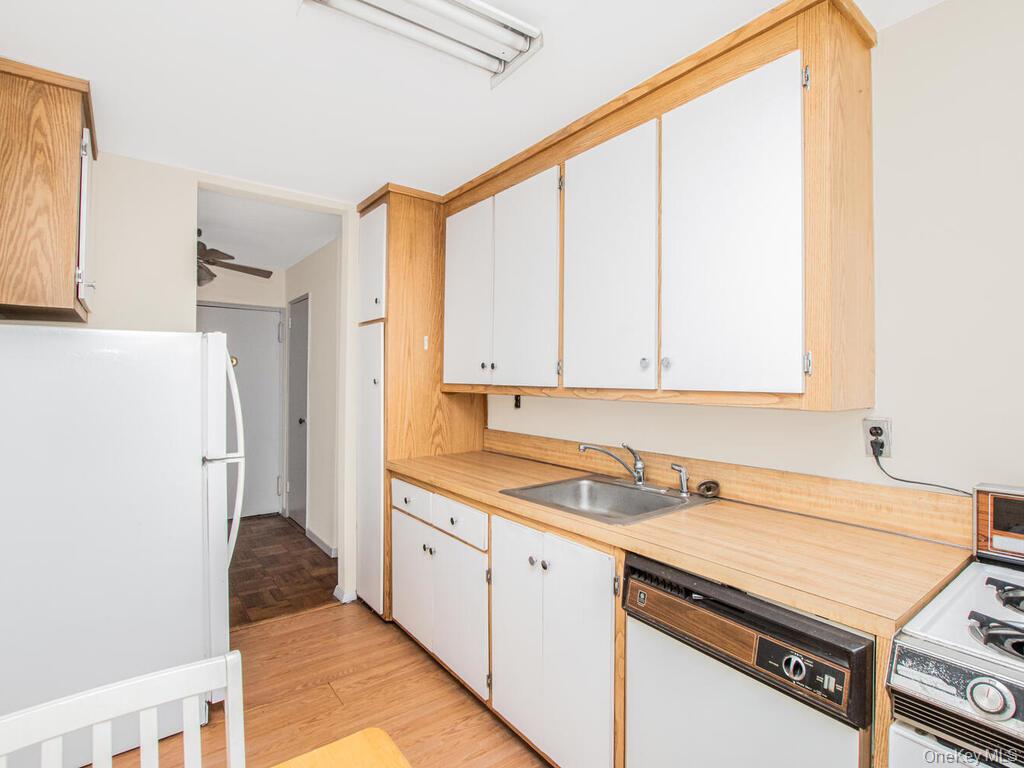 365 Bronx River Road, Unit 2C Yonkers, NY 10704 - Photo 5 of 10 Kitchen with gas range