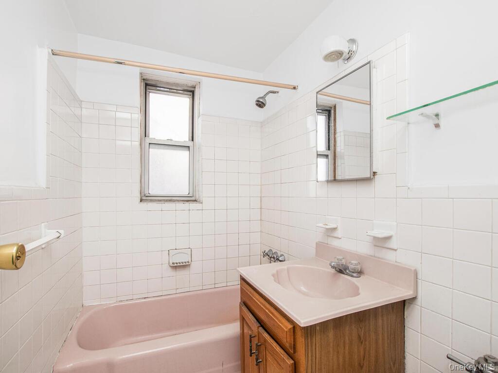 365 Bronx River Road, Unit 2C Yonkers, NY 10704 - Photo 8 of 10 Full bath with tub/shower combo