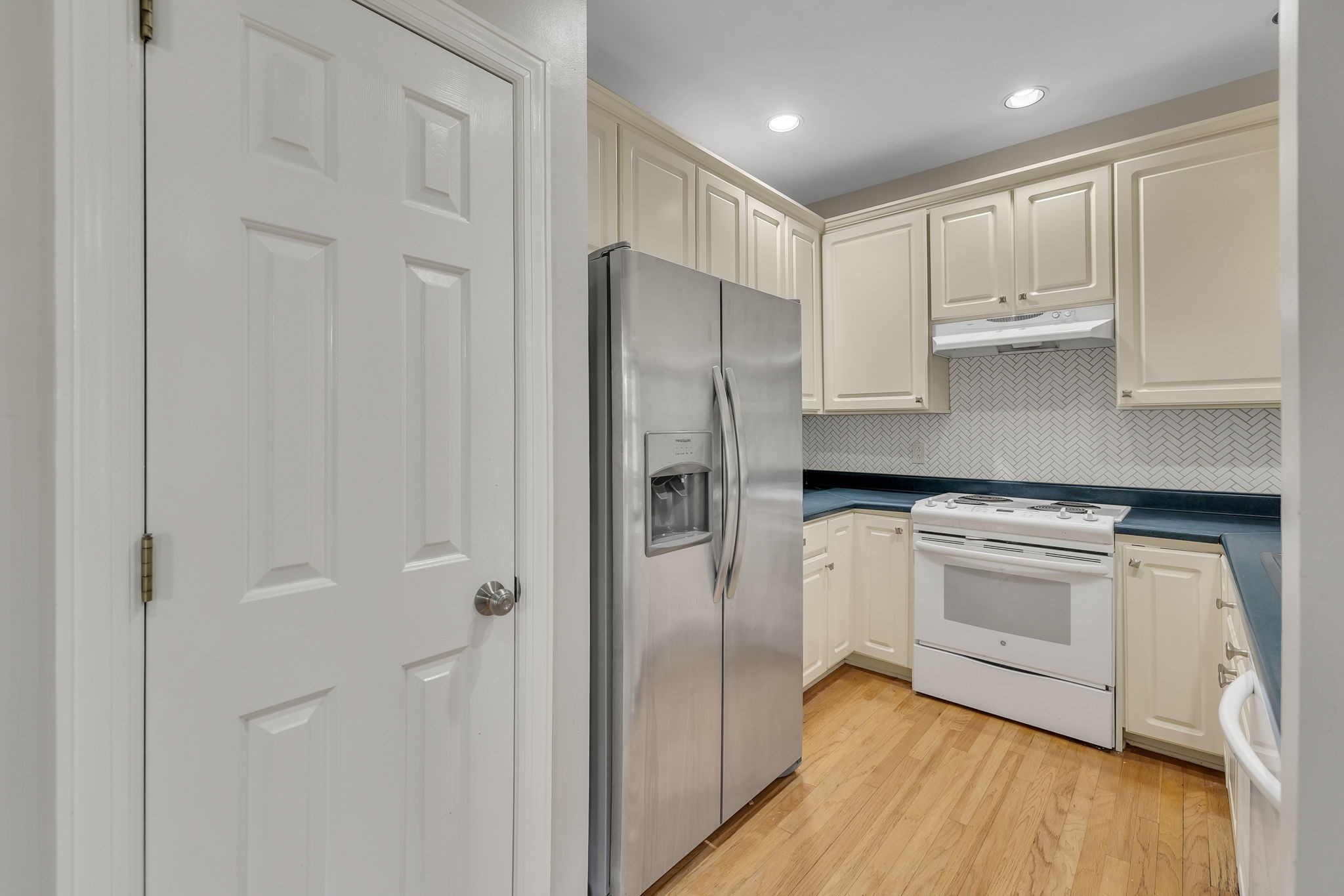 104 Hicks Road Nashville, TN 37221 - Photo 15 of 41 a kitchen with stainless steel appliances granite countertop a refrigerator and a stove top oven