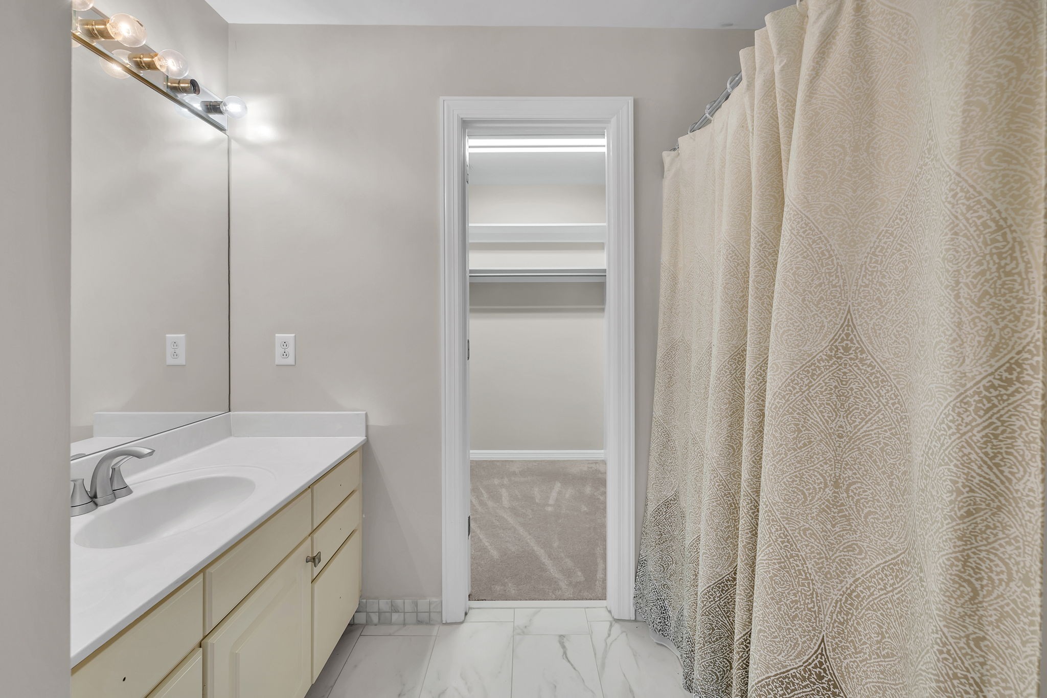 104 Hicks Road Nashville, TN 37221 - Photo 30 of 41 a bathroom with a sink and a mirror