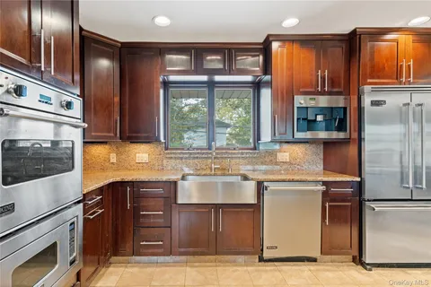$958,000 | 8 Westminster Road, Syosset, NY 11791