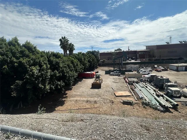 a view of a parking area