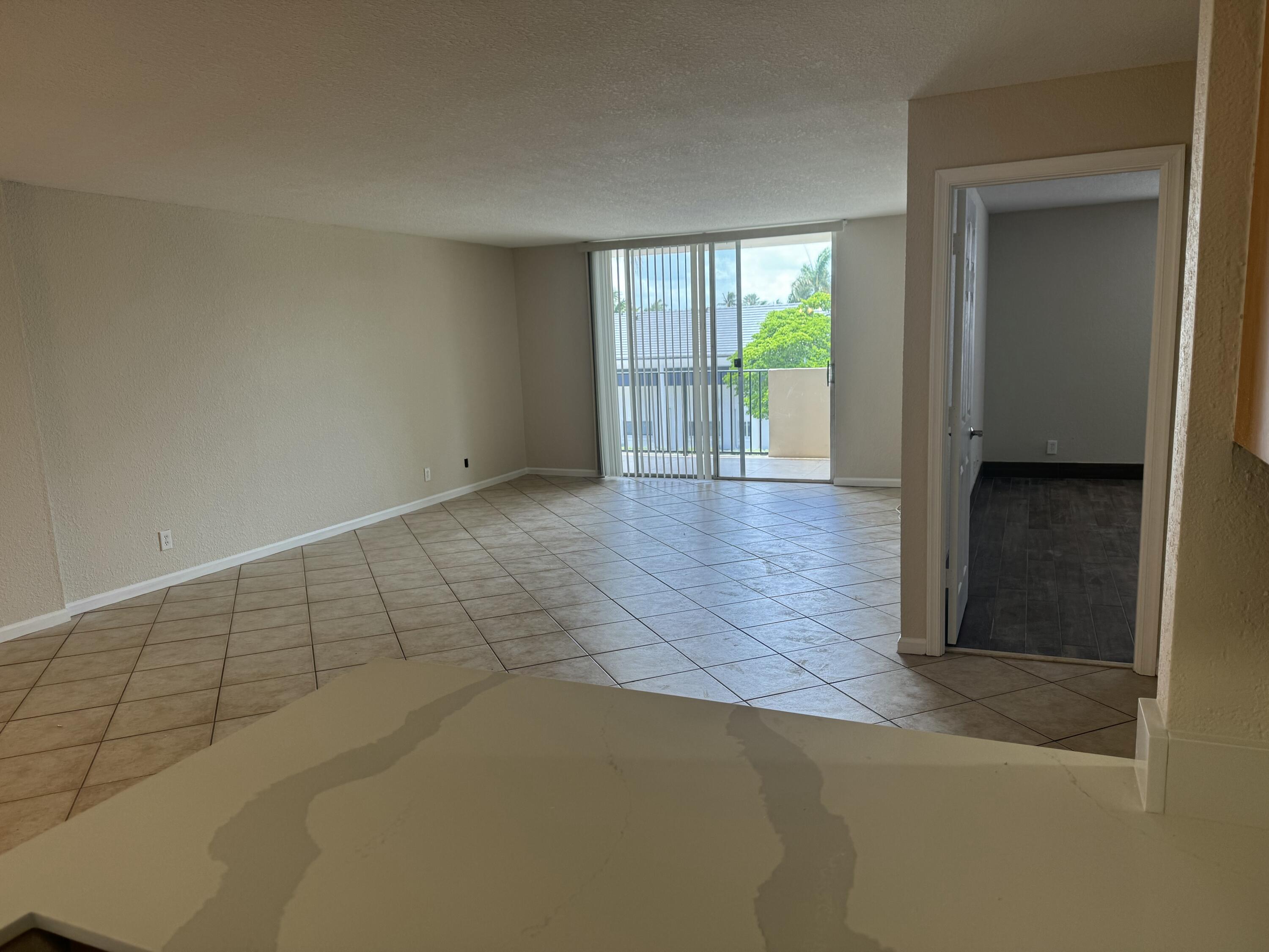 1000 Spanish River Road, Unit 3B Boca Raton, FL 33432 - Photo 5 of 24 Living area - 1