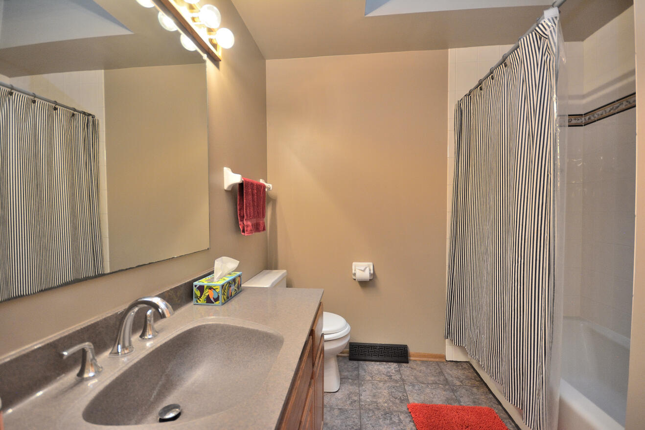 15651 West Ridge Road New Berlin, WI 53151 - Photo 18 of 27 BATH