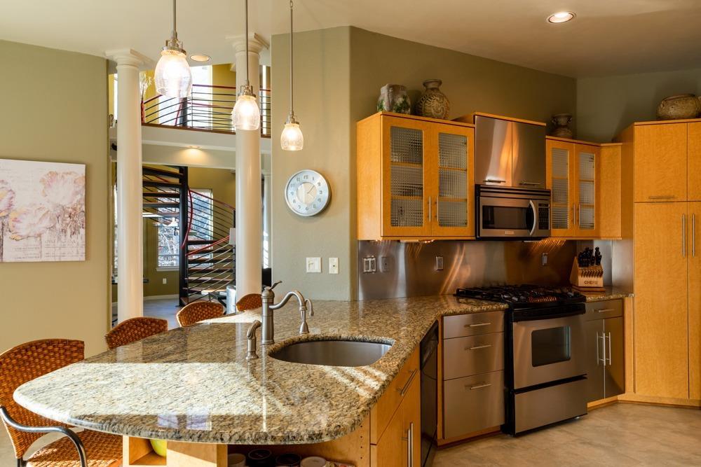 10542 Kestrel Road Klamath Falls, OR 97601 - Photo 16 of 35 The pantry featured in right of the phot