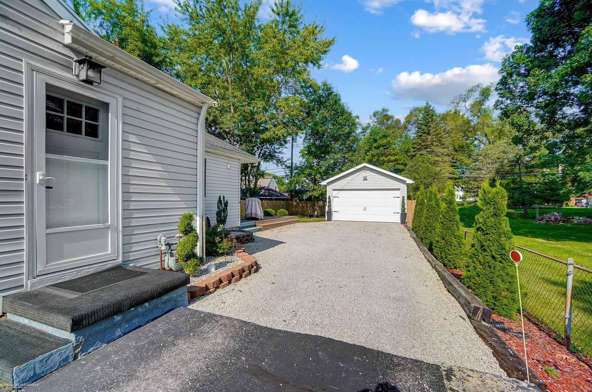 2041 Vivian Road Monroe, MI 48162 - Photo 33 of 42 50152860-0cfe2b50-de2c-4ed4-bdb5-4eca6d74e6b1.JPG