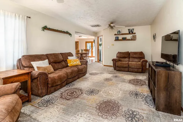 $164,500 | 403 East South Avenue, Bluford, IL 62814