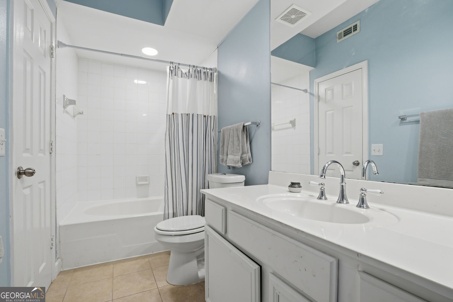3777 Peachtree Road Northeast Brookhaven, GA 30319 - Photo 18 of 26 Full Bath With Large Soaking Tub/Shower Combo