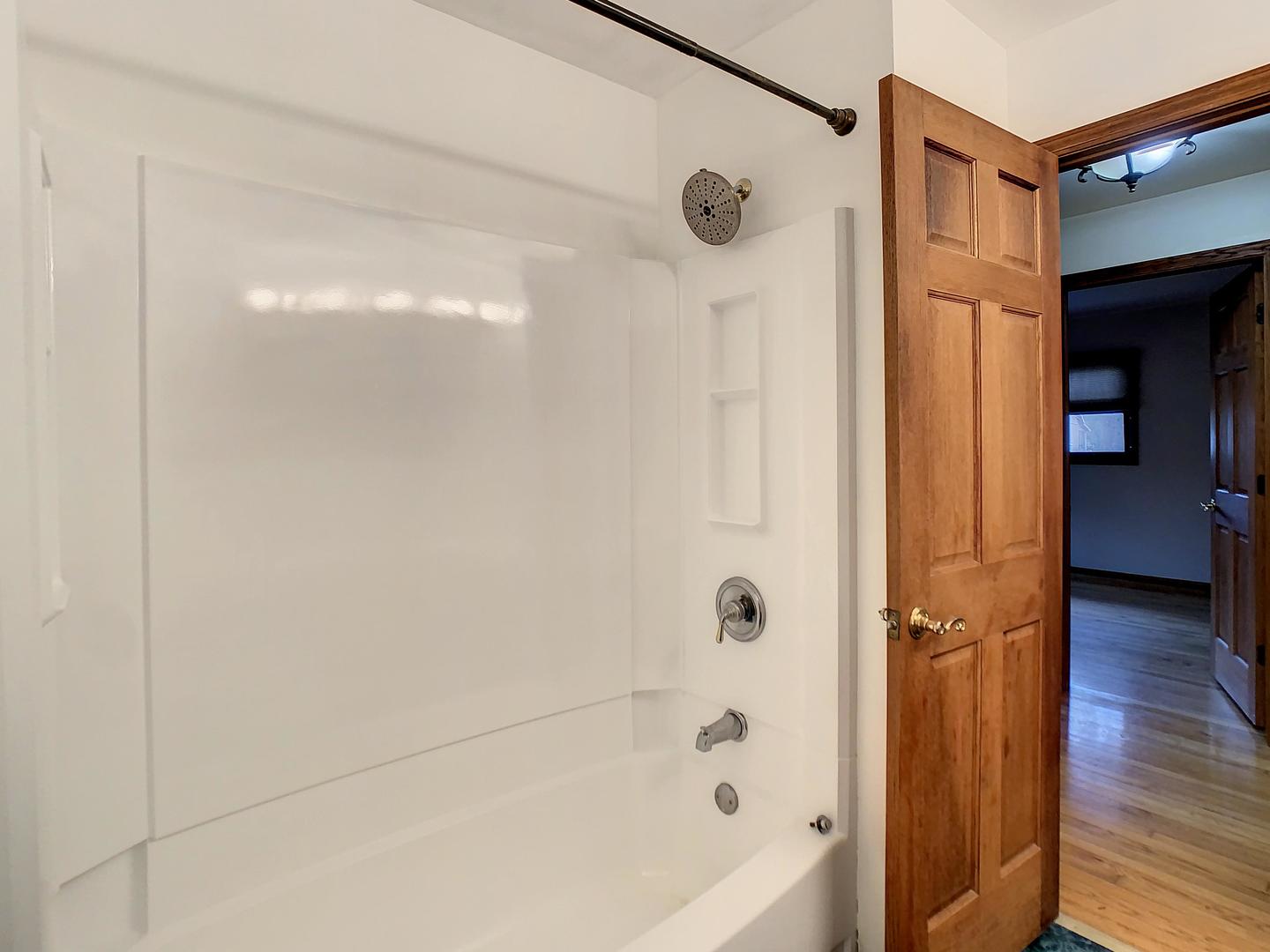 4705 Timberlane Road Crystal Lake, IL 60014 - Photo 26 of 29 a bathroom with a bathtub