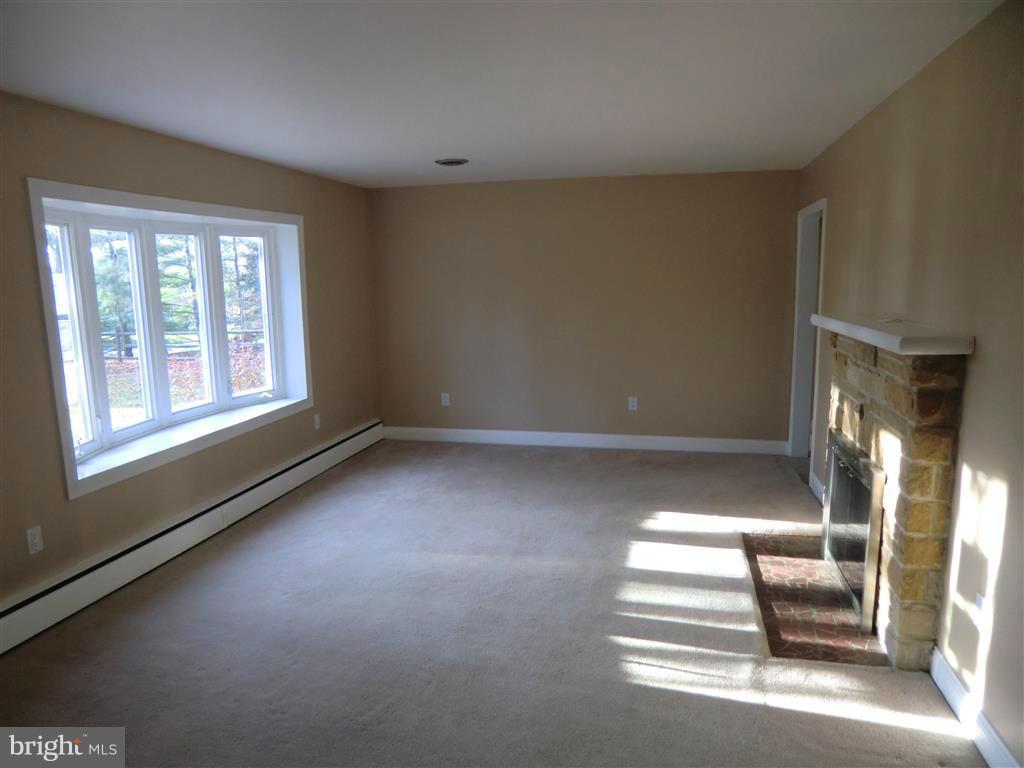 28405 Kemptown Road Damascus, MD 20872 - Photo 3 of 30 Living Room