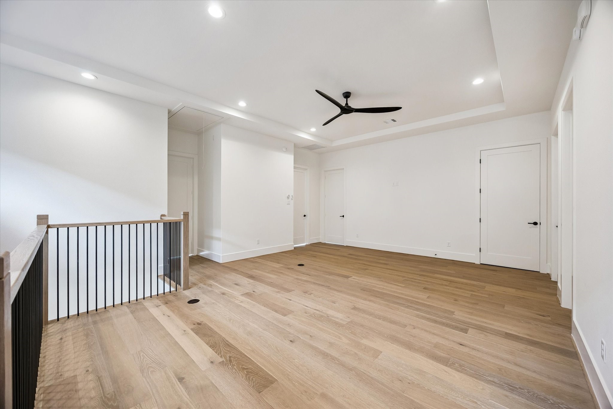 335 Harvard Street Houston, TX 77007 - Photo 21 of 35 Game room - offers a tray ceiling and ceiling fan.