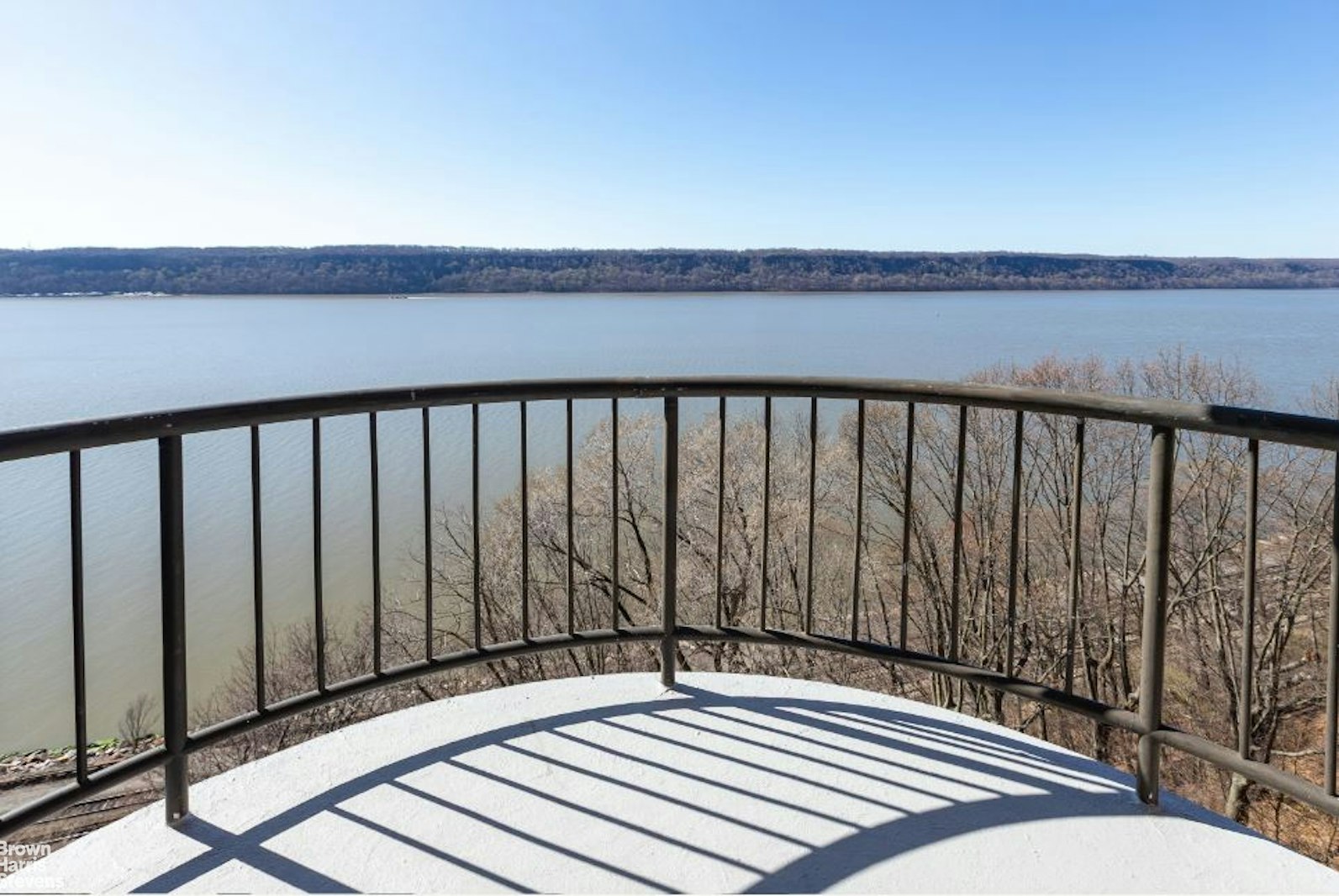 2521 Palisade Avenue, Unit 8C Bronx, NY 10463 - Photo 3 of 17 a view of a roof deck