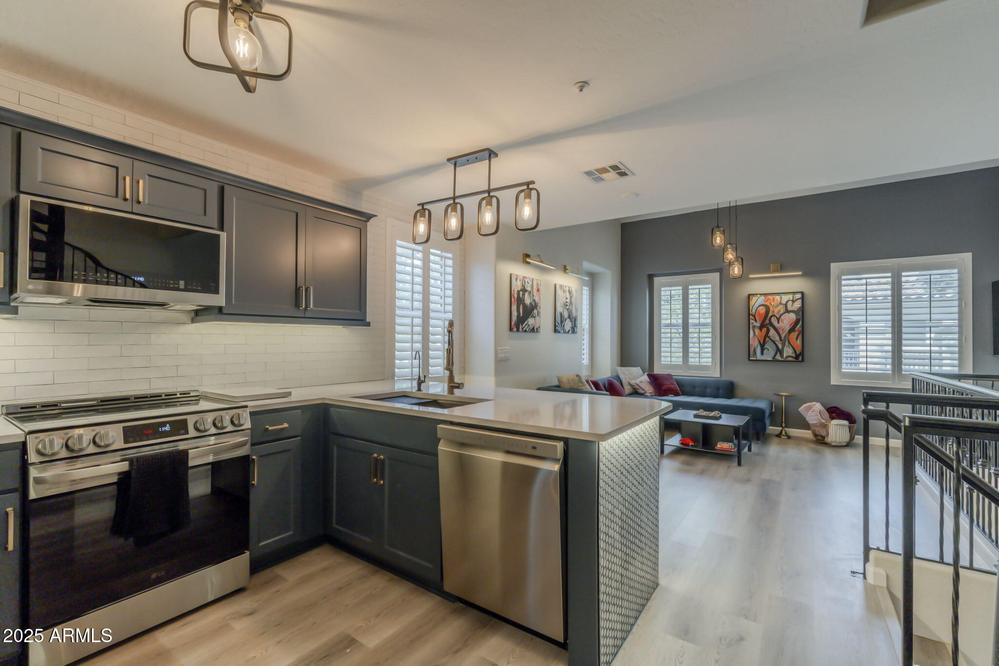 106 West Commerce Court Gilbert, AZ 85233 - Photo 20 of 31 Kitchen open to Great Room