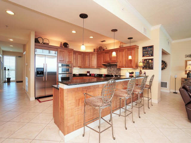 28250 Canal Road, Unit 604 Orange Beach, AL 36561 - Photo 4 of 33 Kitchen and Bar