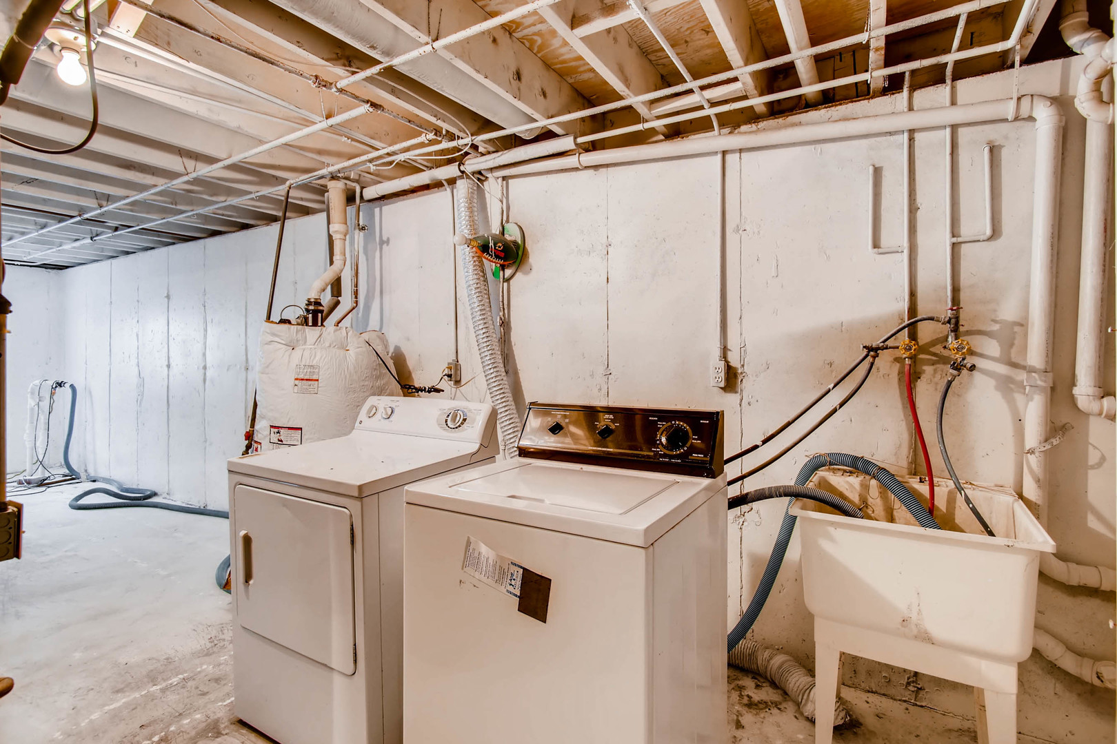 1245 Jericho Road Aurora, IL 60506 - Photo 22 of 28 a utility room with dryer and washer