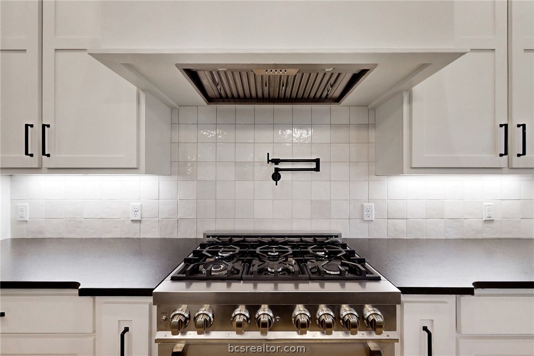 1629 Sawmill Road Franklin, TX 77856 - Photo 6 of 47 a kitchen with a stove and cabinets