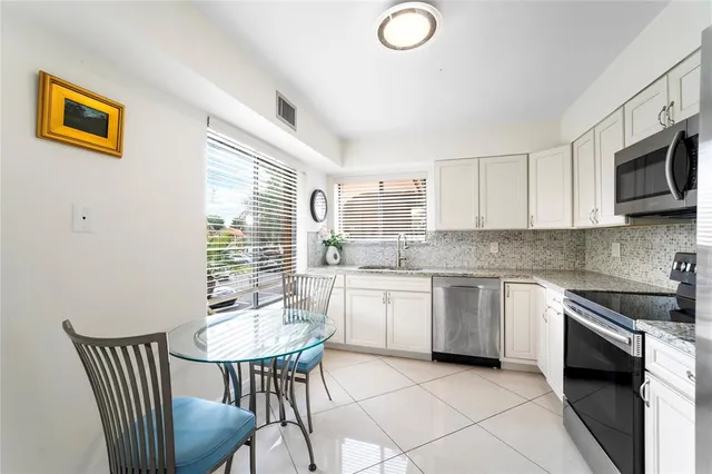 $2,400 | 11205 Green Lake Drive, Unit 204, Boynton Beach, FL 33437