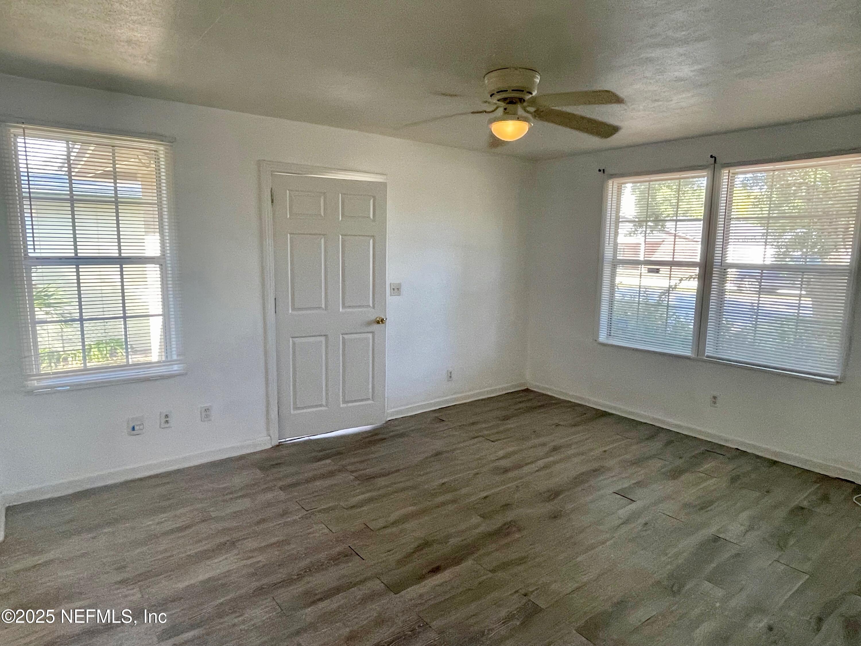 5638 Vernon Road Jacksonville, FL 32209 - Photo 7 of 23 7- Living b