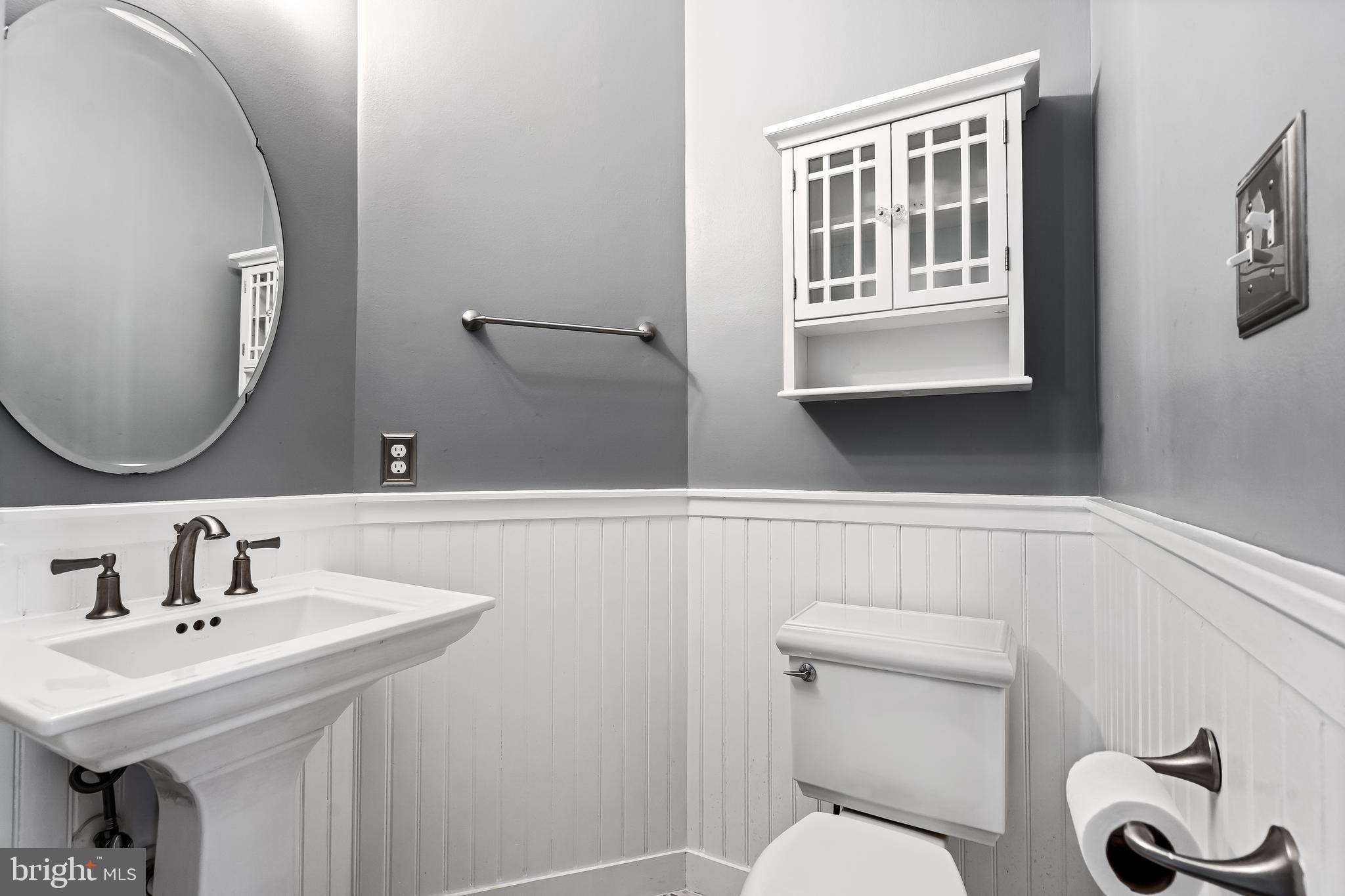 43112 Demerrit Street Chantilly, VA 20152 - Photo 22 of 42 a bathroom with a toilet sink and mirror