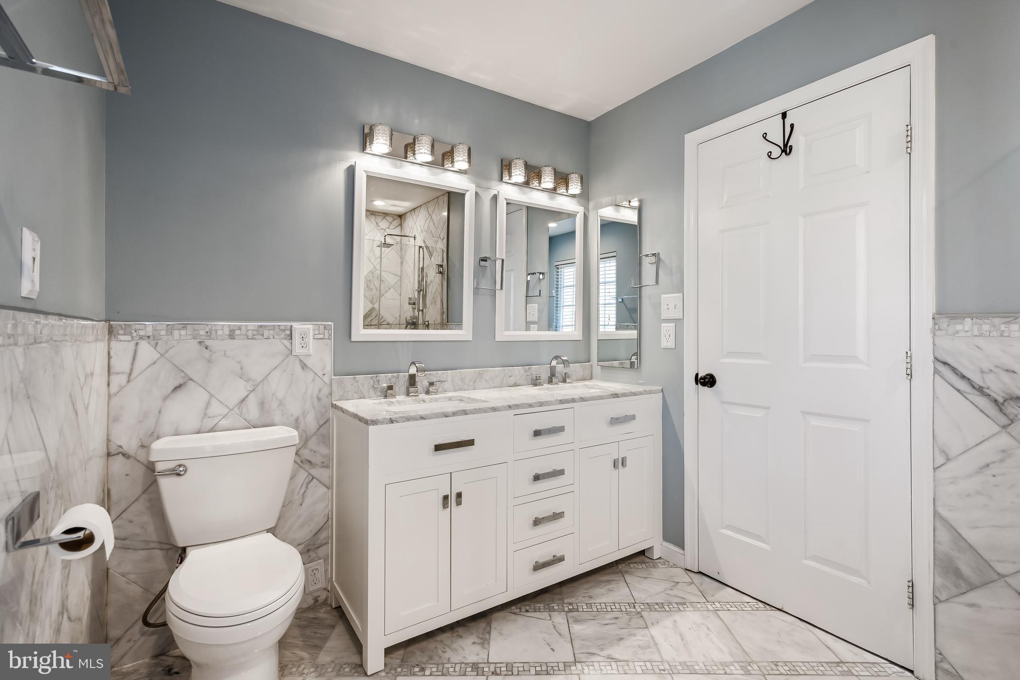 43112 Demerrit Street Chantilly, VA 20152 - Photo 27 of 42 a bathroom with a toilet sink and mirror