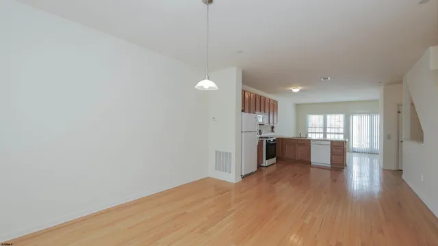 $3,500 | 4 Chelsea Court, Unit 4, Atlantic City, NJ 08401