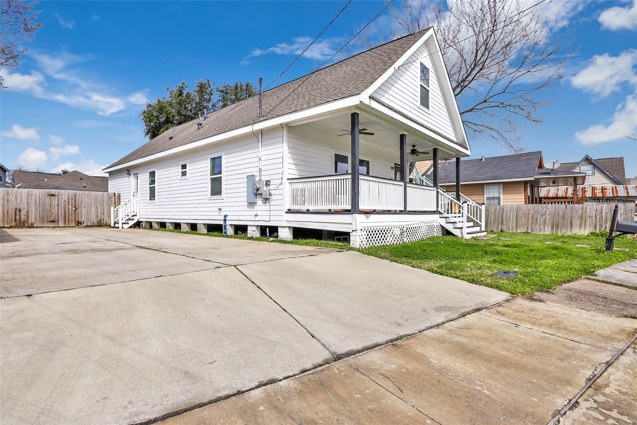 109 North Super Street Houston, TX 77011 - Photo 2 of 28 Oversized driveway