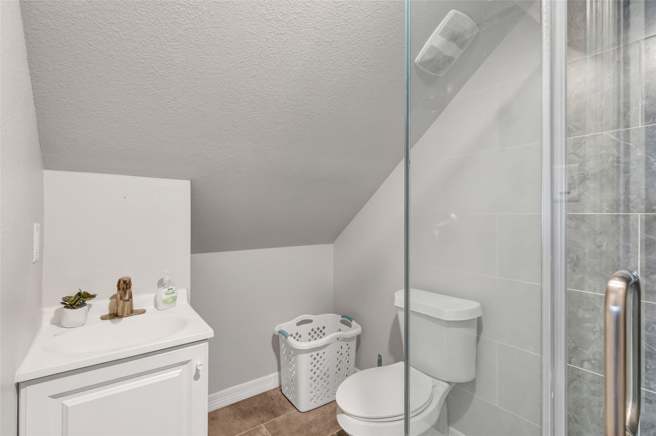 109 North Super Street Houston, TX 77011 - Photo 24 of 28 Upstairs full bathroom