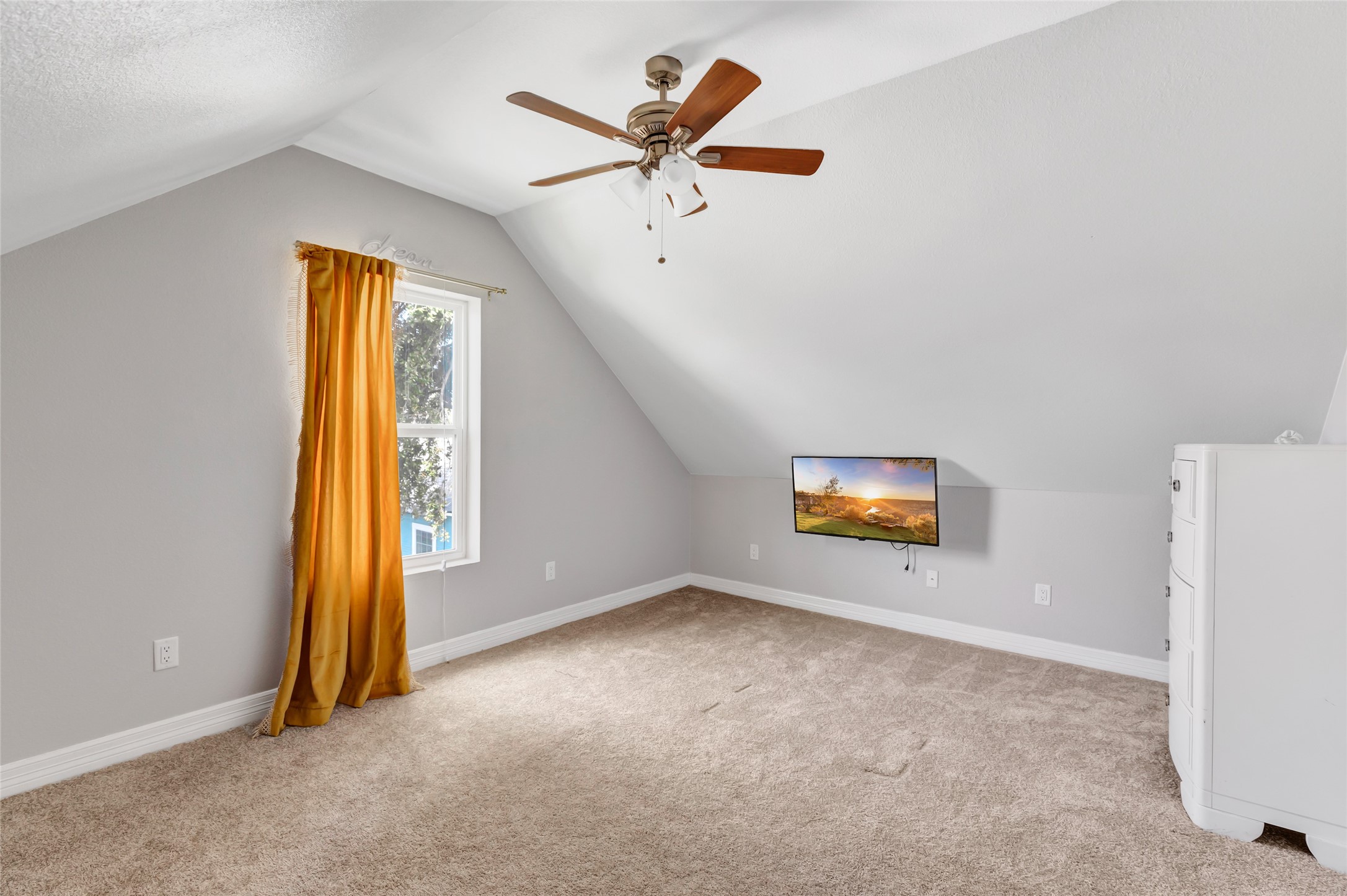 109 North Super Street Houston, TX 77011 - Photo 26 of 28 Upstairs bedroom