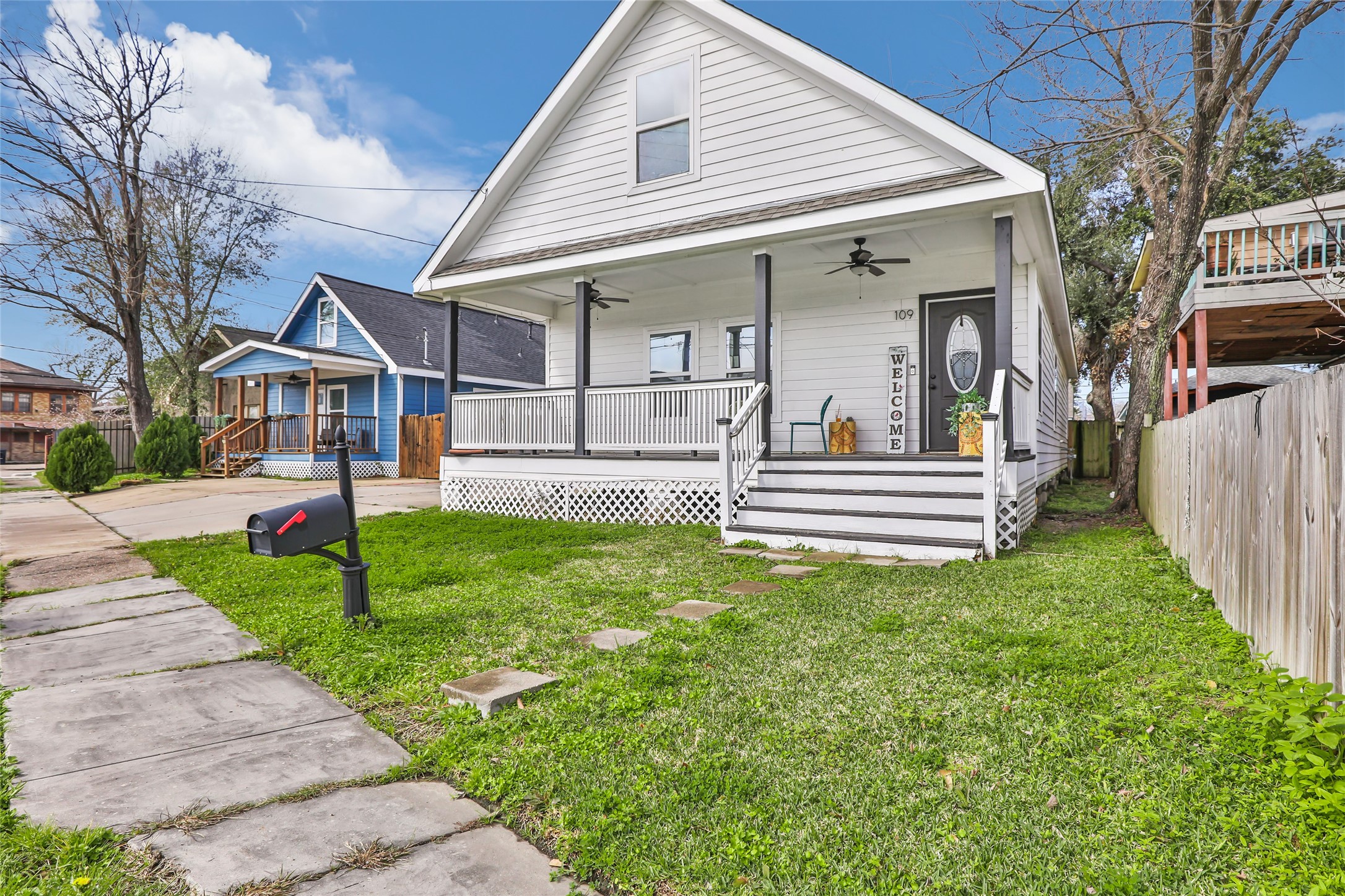 109 North Super Street Houston, TX 77011 - Photo 3 of 28 Enjoy coffee on your front porch