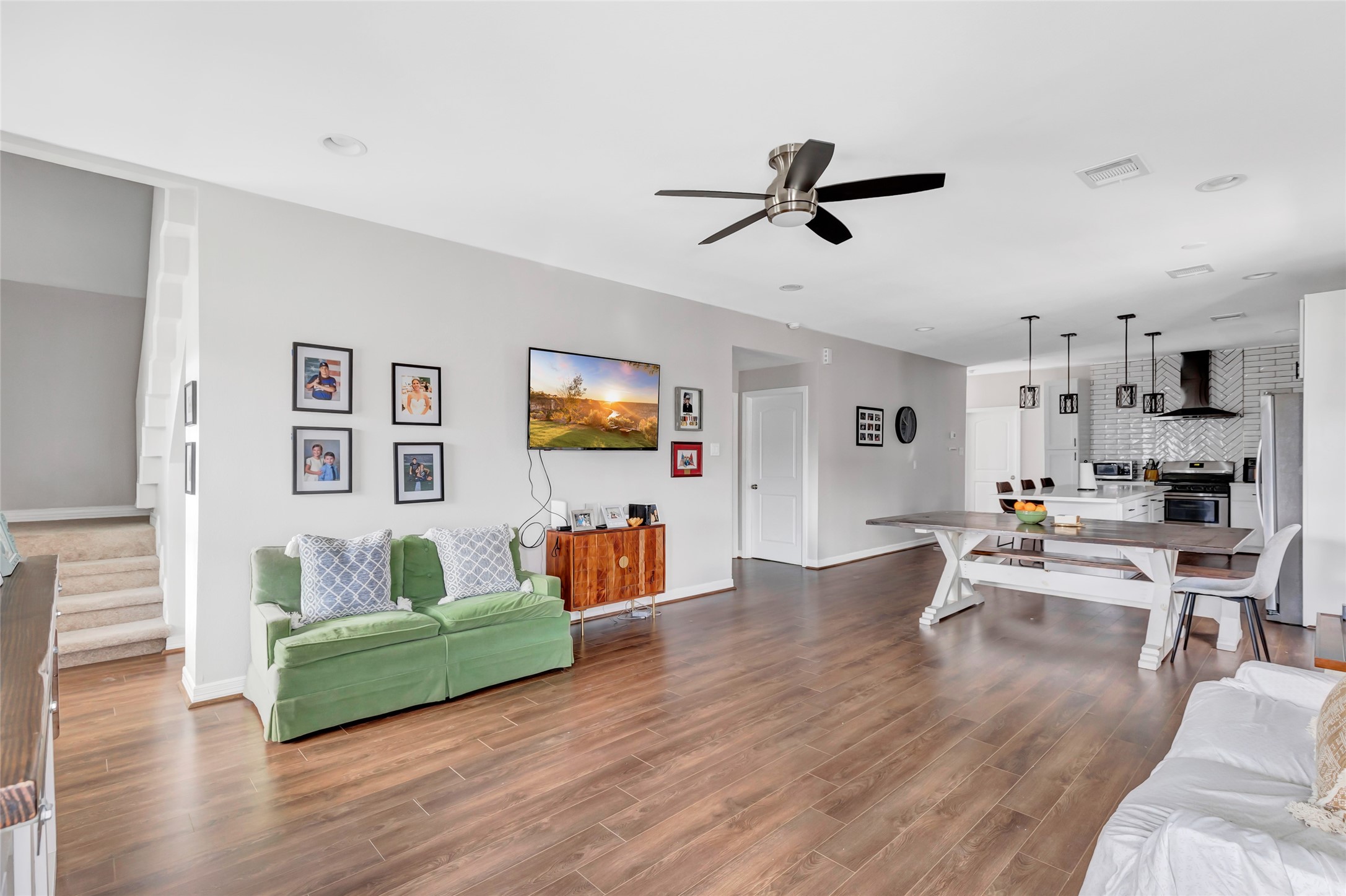 109 North Super Street Houston, TX 77011 - Photo 5 of 28 Living room