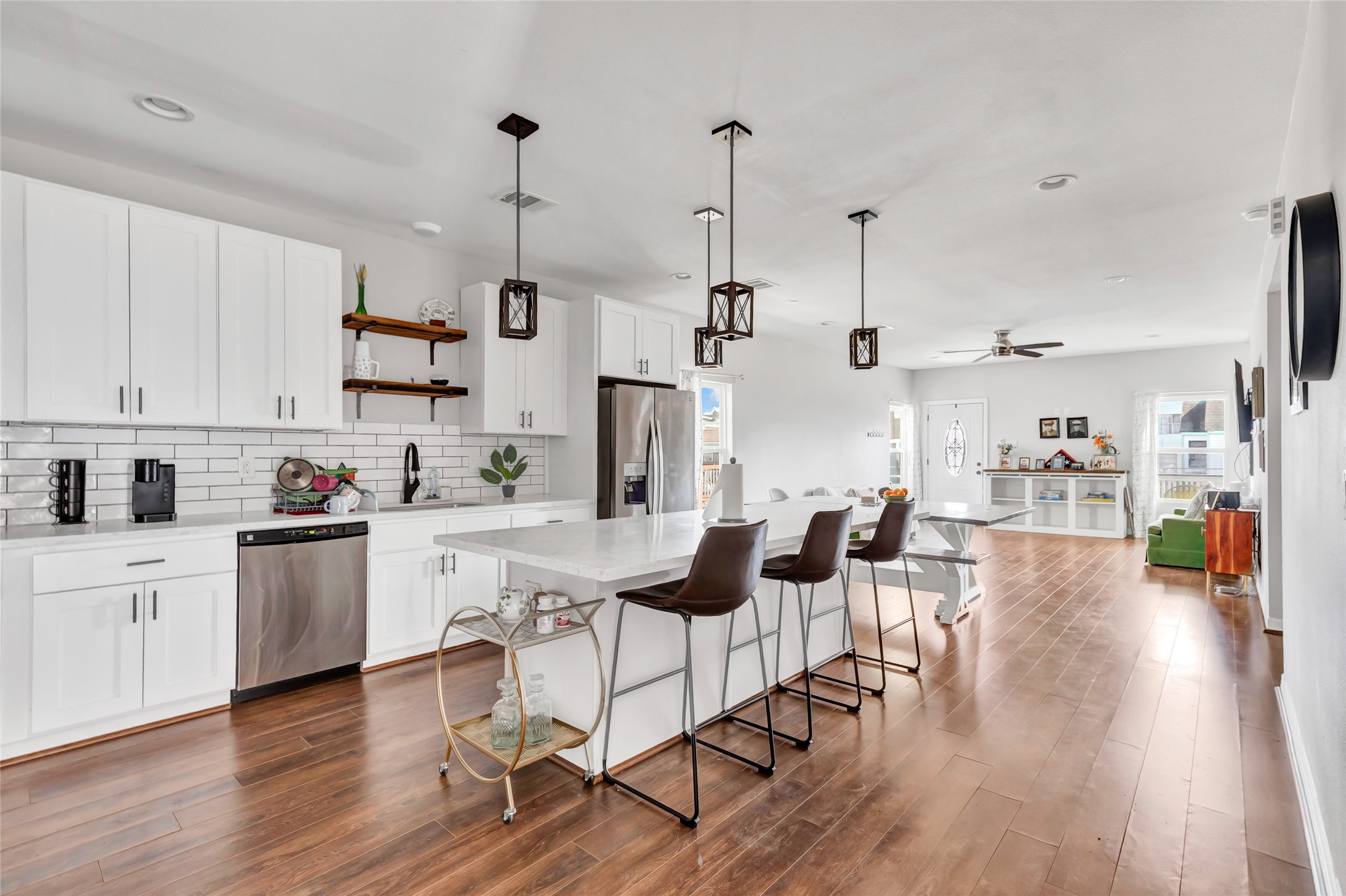 109 North Super Street Houston, TX 77011 - Photo 7 of 28 Plenty of cabinet and counter space