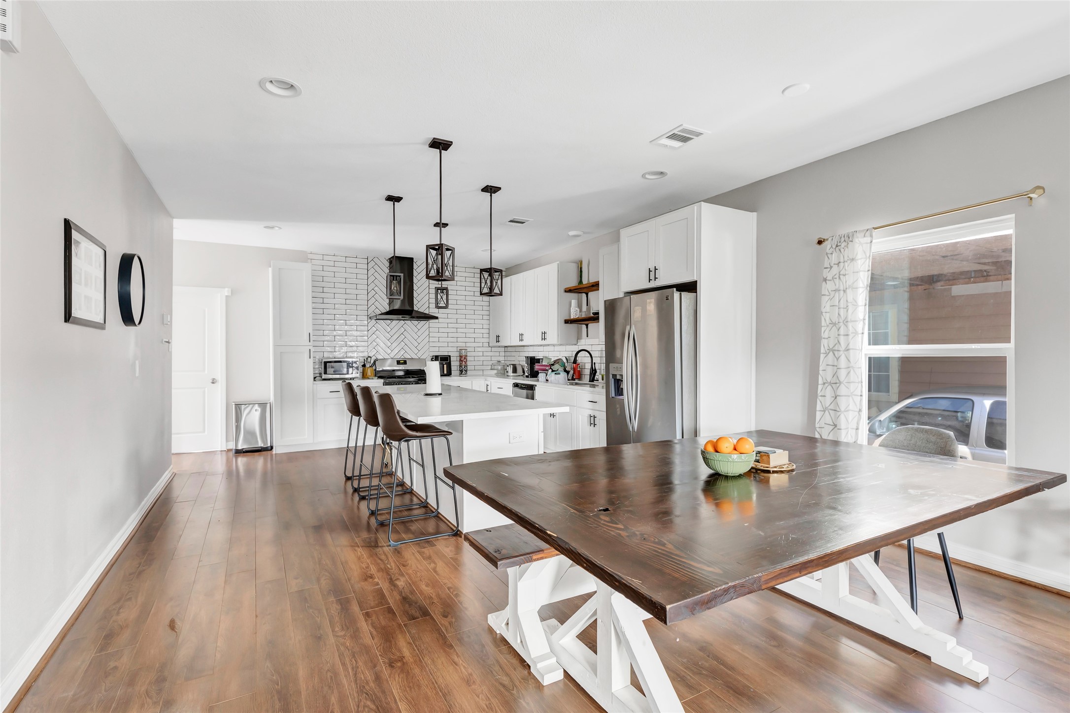 109 North Super Street Houston, TX 77011 - Photo 9 of 28 Kitchen and dining area