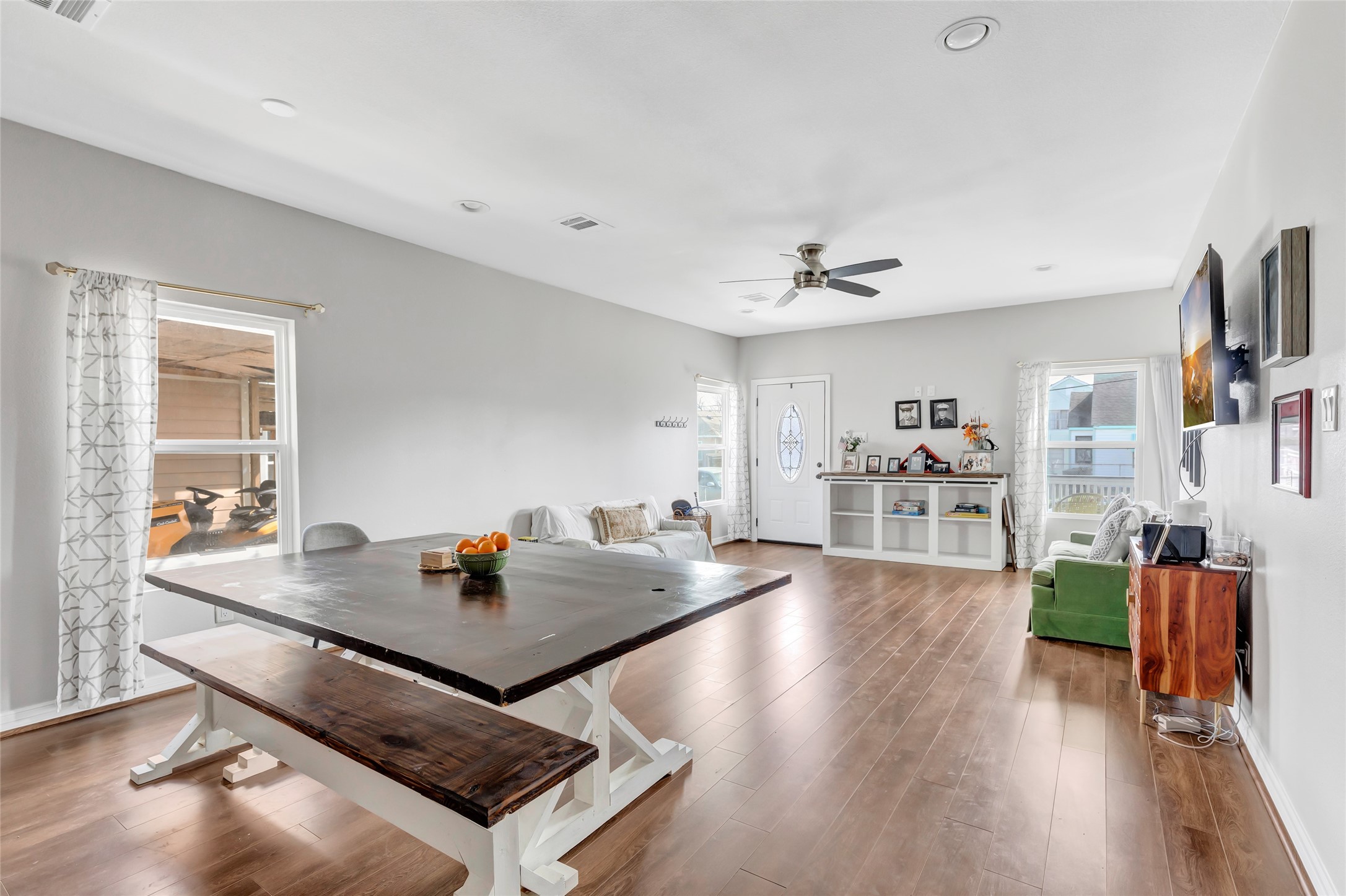109 North Super Street Houston, TX 77011 - Photo 10 of 28 Living and dining room