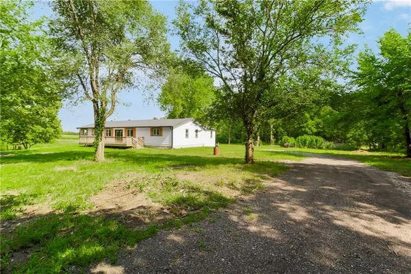 $525,000 | 20513 Lowemont Road, Easton, KS 66020