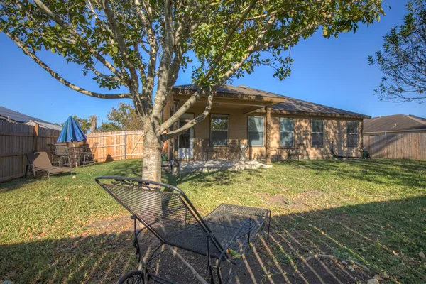 a view of a house with backyard