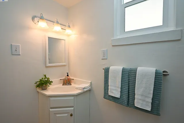 $998,000 | 3914 Agua Vista Street, Oakland, CA 94601