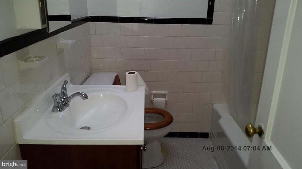 3564 Benzinger Road Baltimore, MD 21229 - Photo 8 of 10 Bath