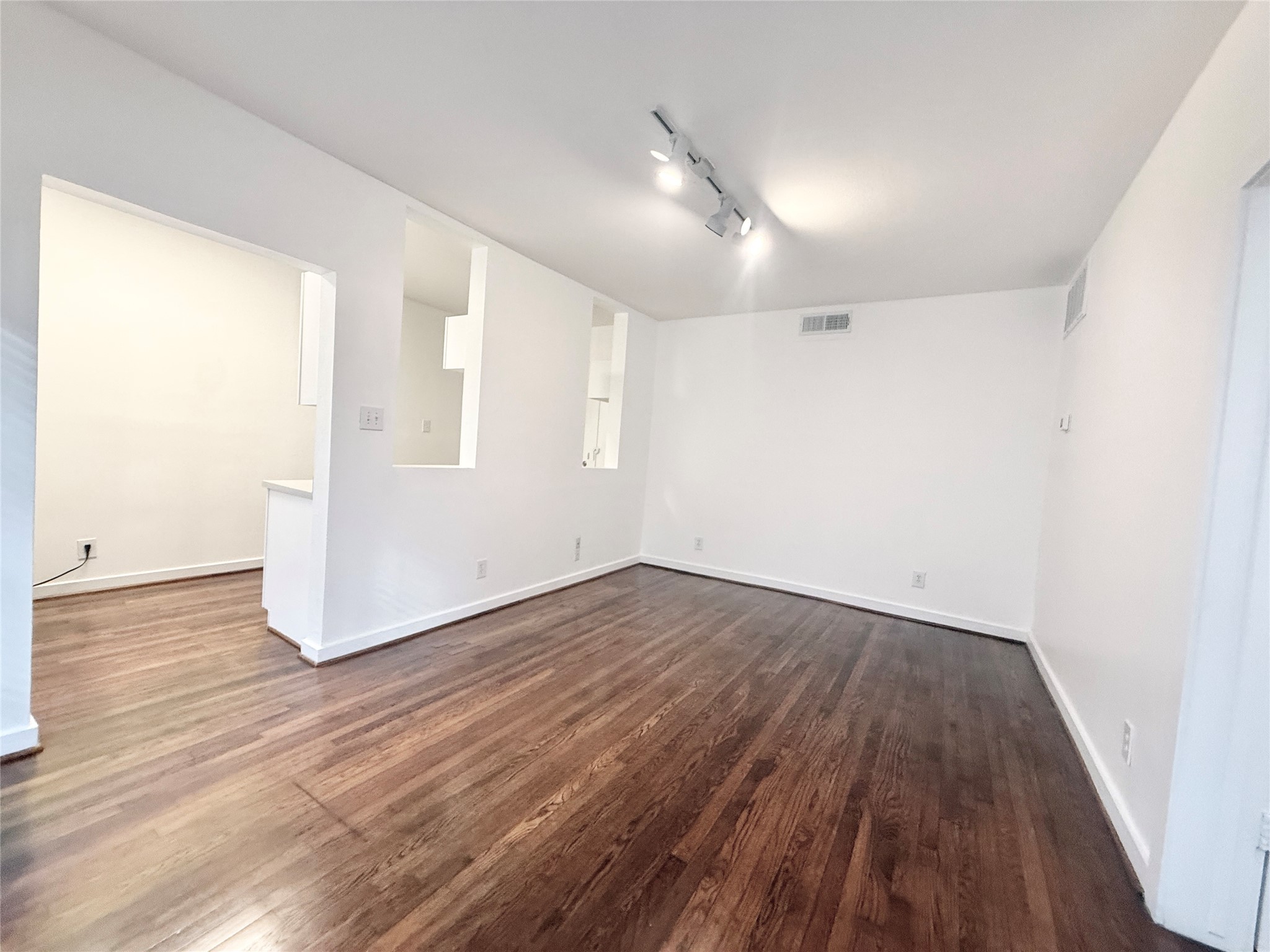 4021 Mandell Street, Unit D Houston, TX 77006 - Photo 4 of 13 an empty room with wooden floor and windows