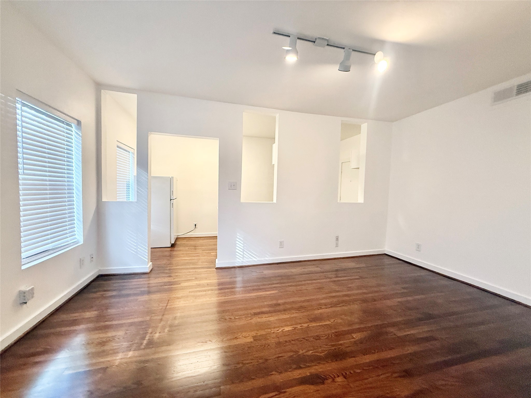 4021 Mandell Street, Unit D Houston, TX 77006 - Photo 6 of 13 an empty room with wooden floor and windows