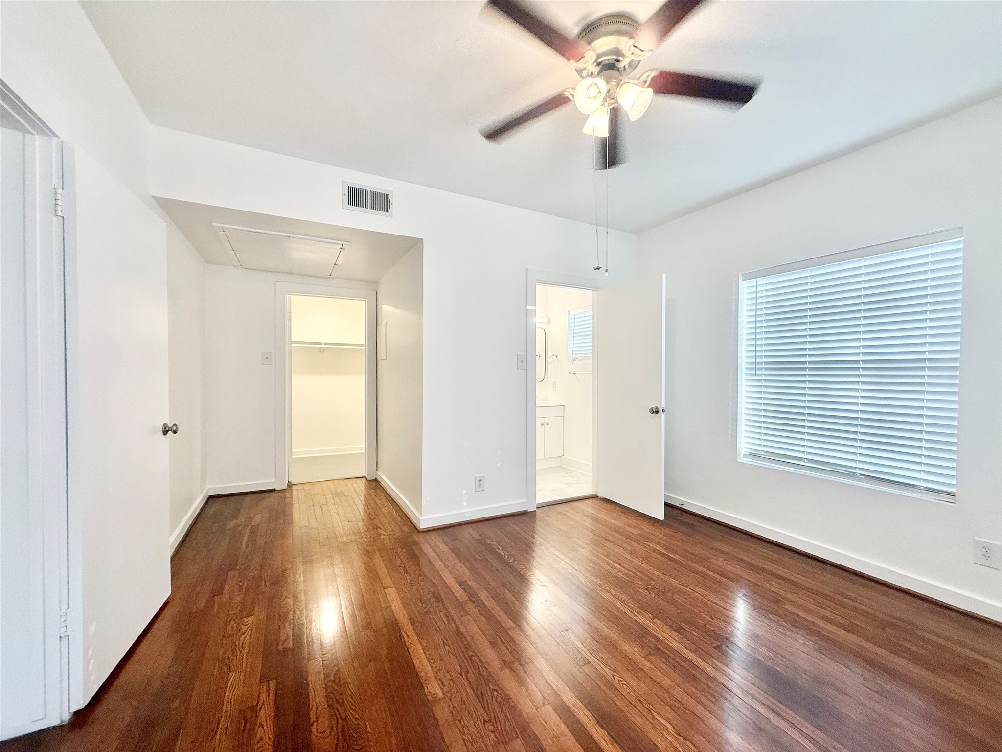 4021 Mandell Street, Unit D Houston, TX 77006 - Photo 7 of 13 a view of an empty room with wooden floor and a window