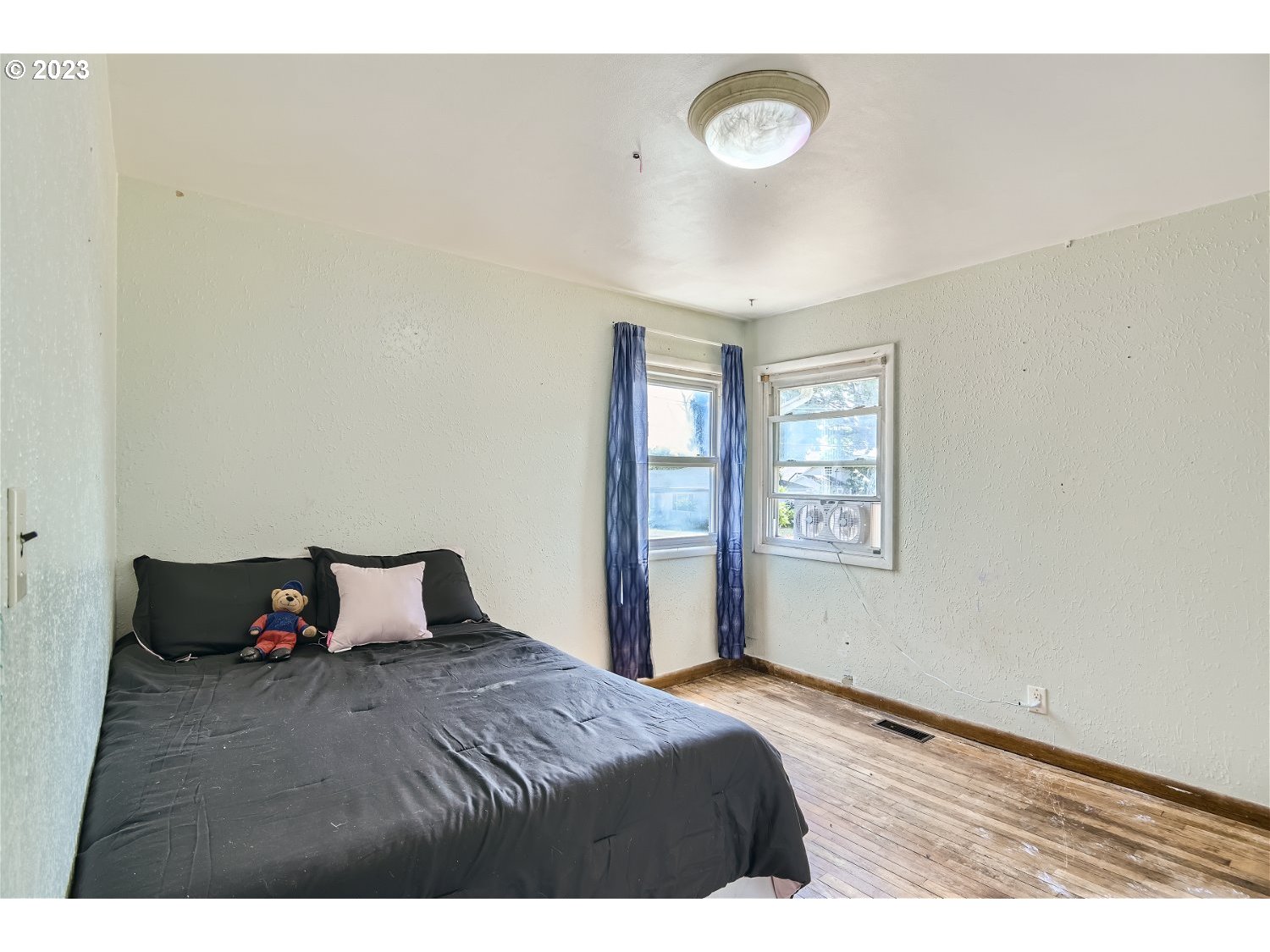 14409 Southeast Oatfield Road Milwaukie, OR 97267 - Photo 15 of 24 a bedroom with a bed and a window