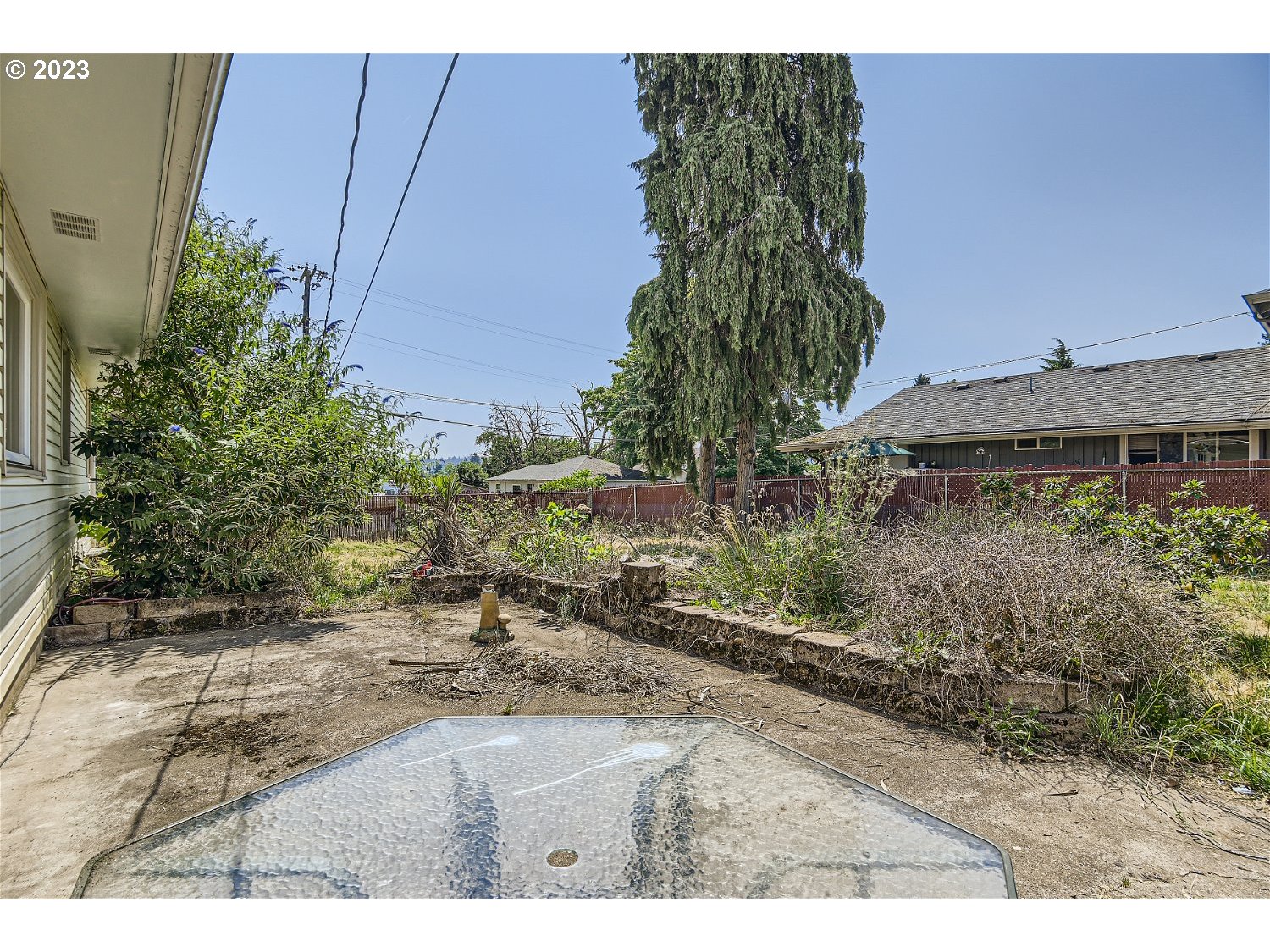 14409 Southeast Oatfield Road Milwaukie, OR 97267 - Photo 20 of 24 a backyard of a house with lots of green space