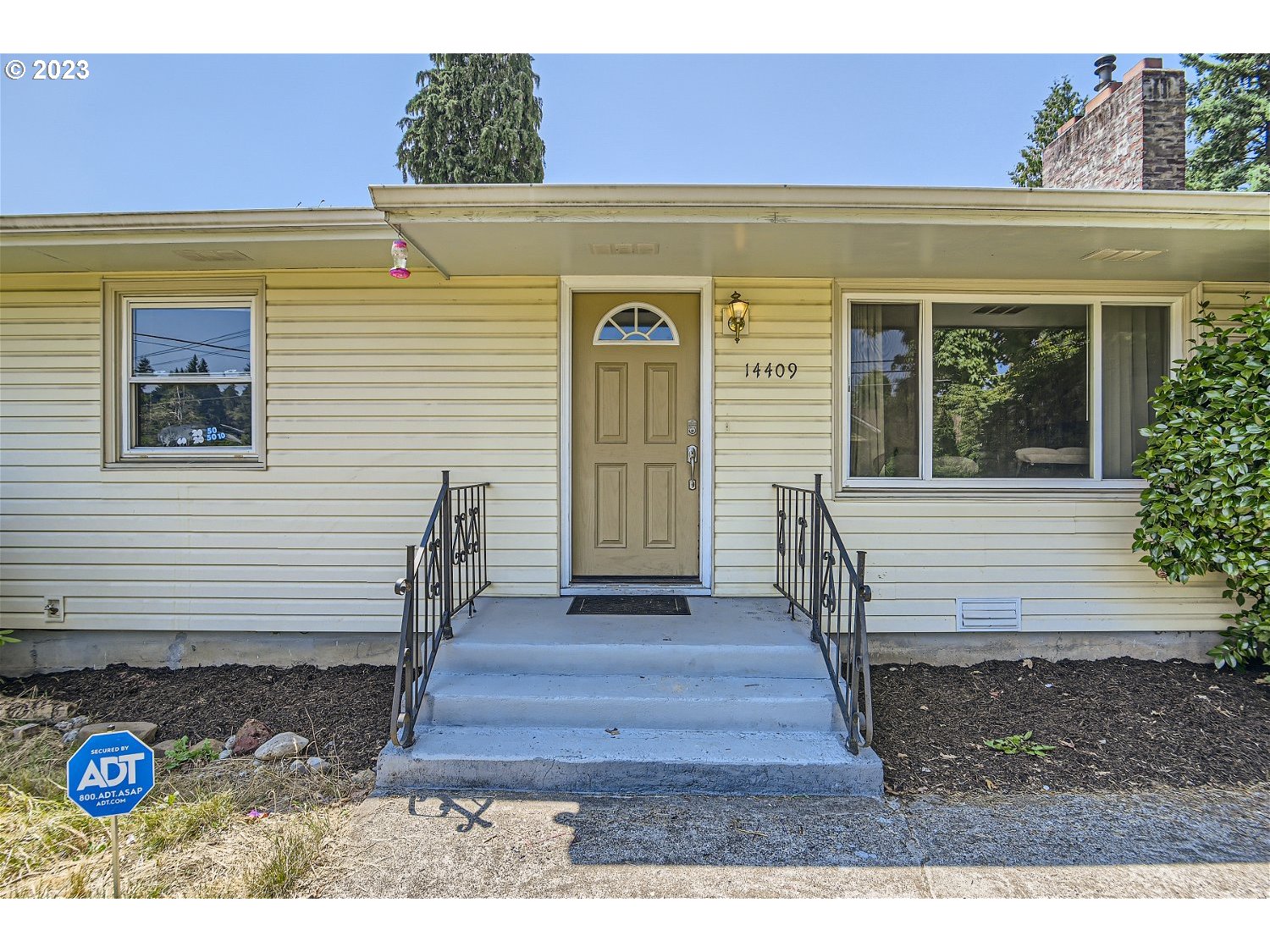 14409 Southeast Oatfield Road Milwaukie, OR 97267 - Photo 2 of 24 a front view of a house with garden