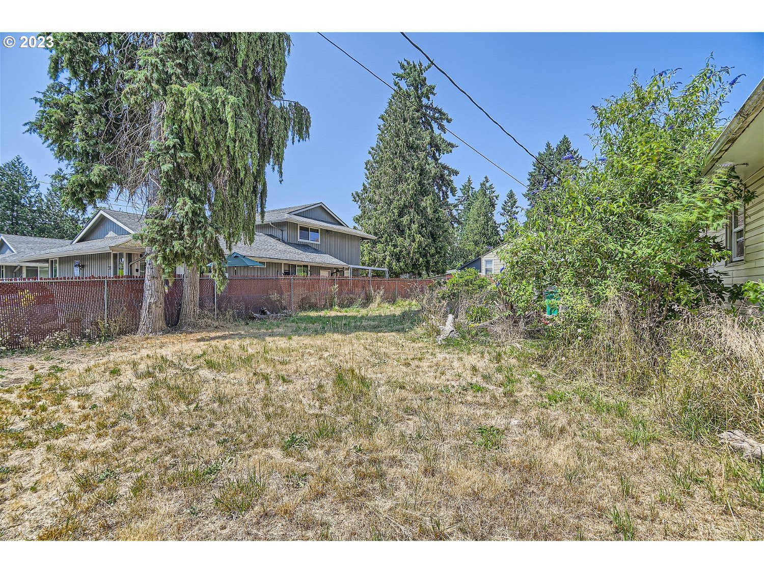 14409 Southeast Oatfield Road Milwaukie, OR 97267 - Photo 24 of 24 a backyard of a house