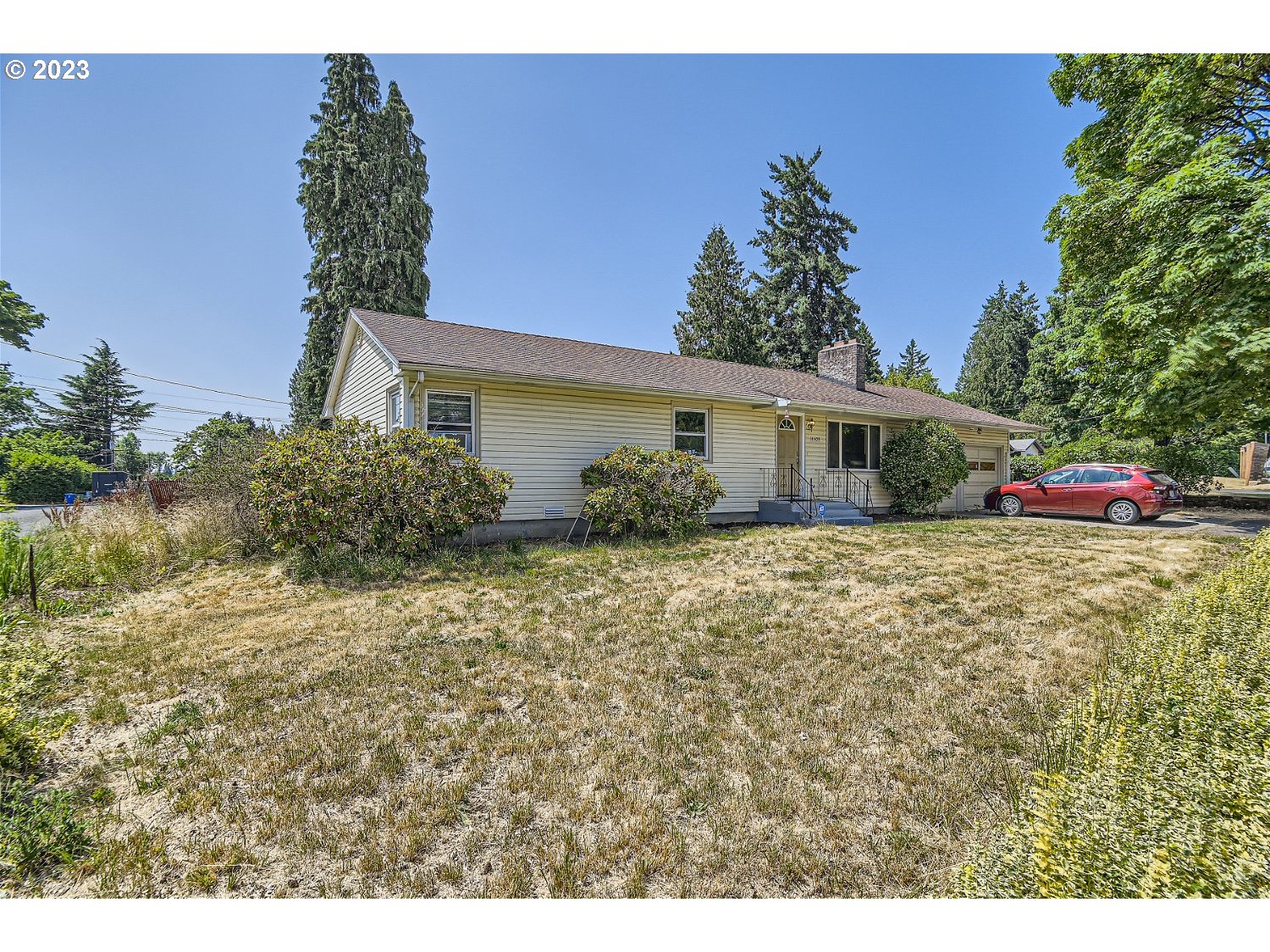 14409 Southeast Oatfield Road Milwaukie, OR 97267 - Photo 3 of 24 a view of outdoor space and yard