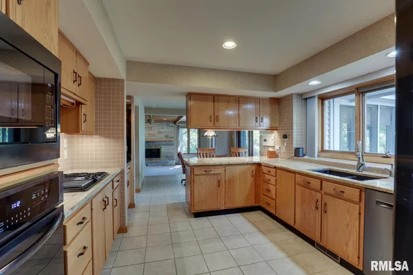 $695,500 | 100 South Quail Walk Road, Macomb, IL 61455