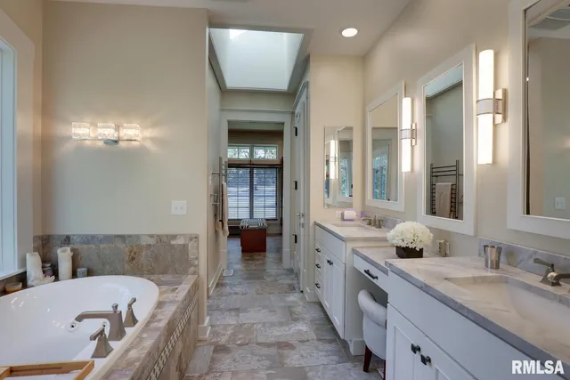 $695,500 | 100 South Quail Walk Road, Macomb, IL 61455