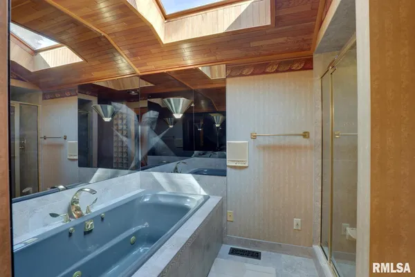 $695,500 | 100 South Quail Walk Road, Macomb, IL 61455