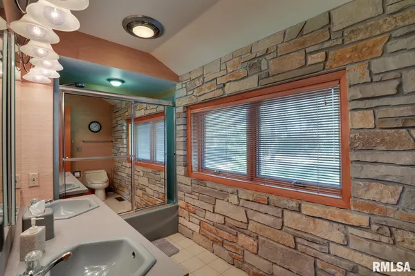 $695,500 | 100 South Quail Walk Road, Macomb, IL 61455