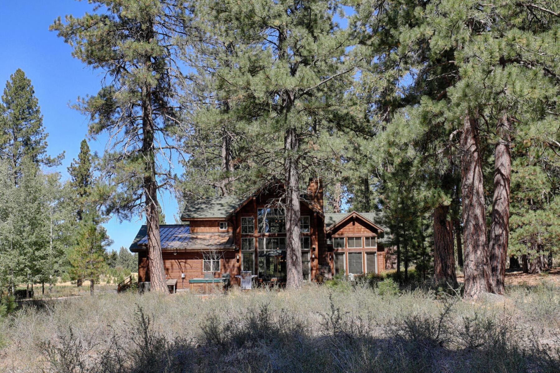 12423 Lookout Loop, Unit F1526 Truckee, CA 96161 - Photo 27 of 28 a backyard of a house with table and chairs